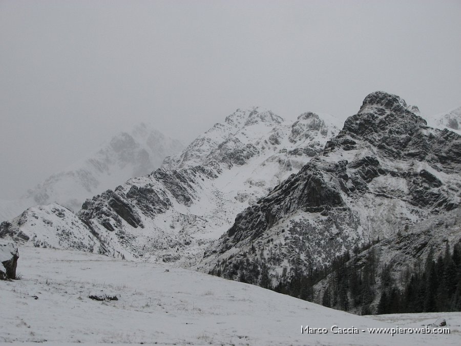 12_Al Pizzo Tre Signori continua a nevicare.JPG